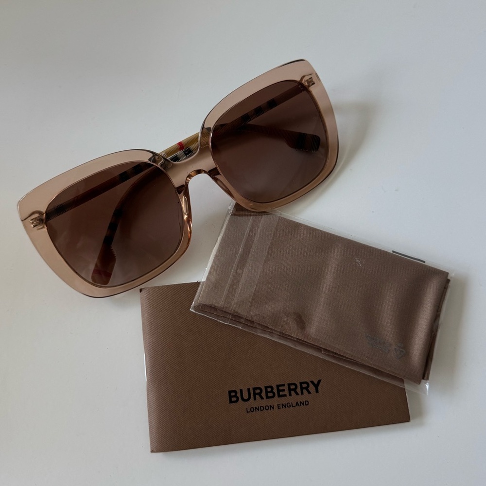Burberry Clare Sunglasses w Case